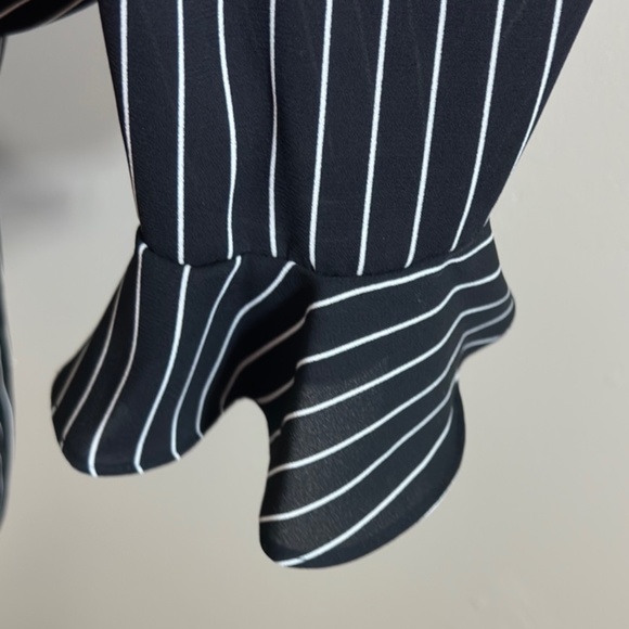 Karen Scott || Woman’s Ruffle button down shirt size PM - Picture 4 of 8